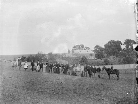Men, women and children and their horses at the Hunt Club on the River Flats at Kew, 1890–1910