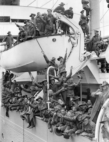 Men of the 2nd Contingent of the 2nd A.I.F. embarking from Port Melbourne by troopship, c. 1940