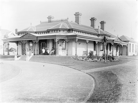["Doona", Cotham Road, Kew. Family group on verandah}, 1890–1910