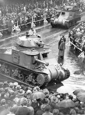 Allied March April 6 ... tanks turn out of Swanston St. into Bourke St, 1945