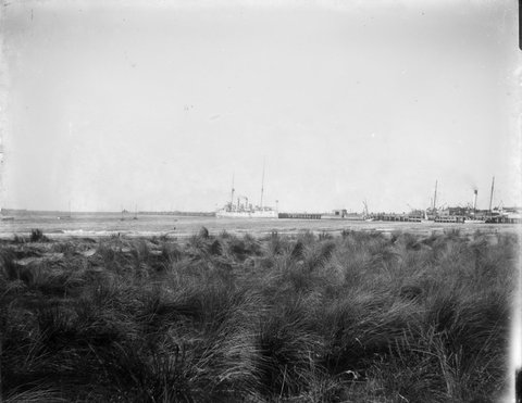 Distant view of Town Pier, Port Melbourne, including large steam ship, 1905–20