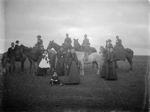 Men, women and children and their horses at the Hunt Club on the River Flats at Kew, 1890–1910