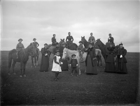 "Men, women and children and their horses at the Hunt Club on the River Flats at Kew", 1890–1910