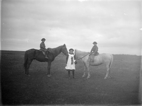 "Men, women and children and their horses at the Hunt Club on the River Flats at Kew", 1890–1910