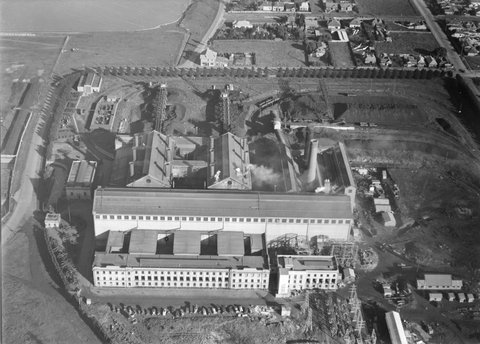 Newport Power Station on the banks of the Yarra River, 1930–50