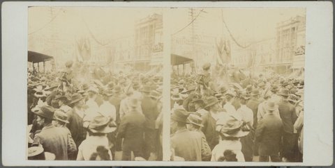 Crowds in Melbourne streets for the visit of the Duke and Duchess of Cornwall, Melbourne, Vic, 1901