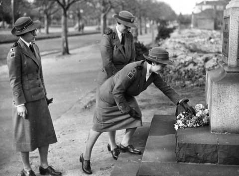 Nurses laying flowers on the Edith Cavell Memorial, St. Kilda Road, Melbourne, c. 1943