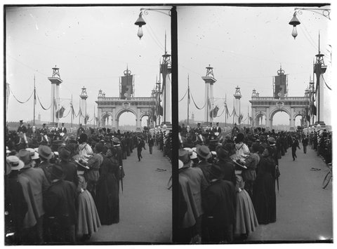 [Crowds on Princes Bridge for Royal Visit, Melbourne], c. 1901