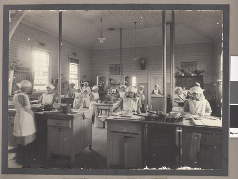 Melbourne Orphanage : girls at work in the cookery centre, 1920–30