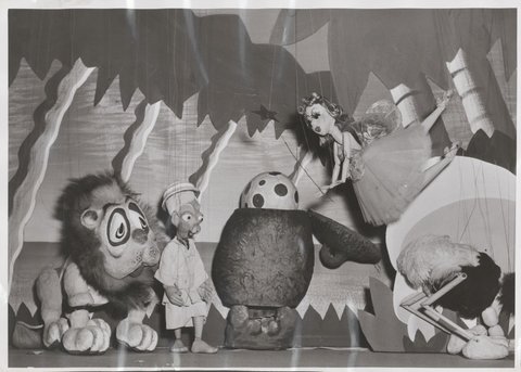 Freda & Raeburn Griffith's puppet Easter puppet show at Myers, Melbourne, 1954