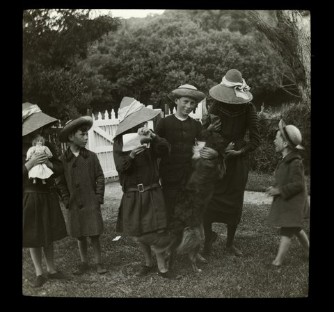 Children with Rex at gate to "Ivanhoe" - Jan 1909 [Sorrento]