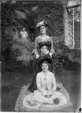 Women and children, possibly in the gardens of Pine Grove, Lennox Street, Richmond, 1905