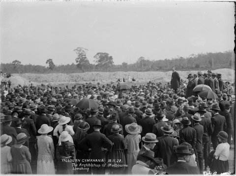 Yallourn gymkhana 18.11.22, the Archbishop of Melbourne speaking, 1922