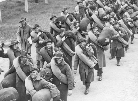 Soldiers at Royal Park carrying kit-bags and blankets as they march, 1939–40