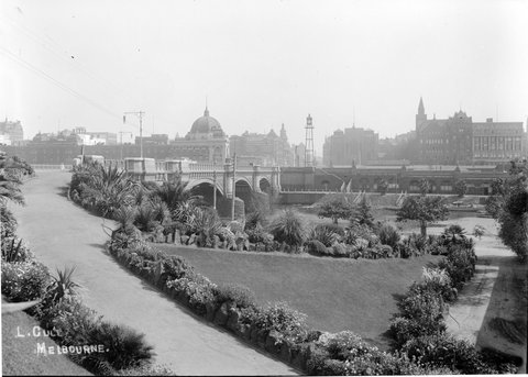 Princes Bridge from south side of Yarra, c. 1900