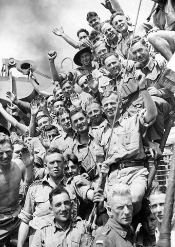 A.I.F. troops during embarkation at Port Melbourne, 1941