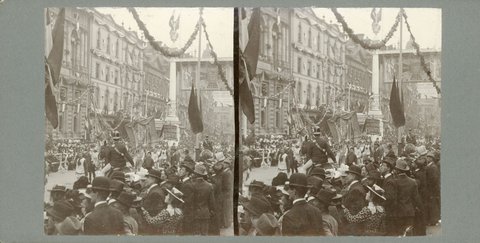 Crowds in Melbourne streets for the visit of the Duke and Duchess of Cornwall, Melbourne, Vic, 1901