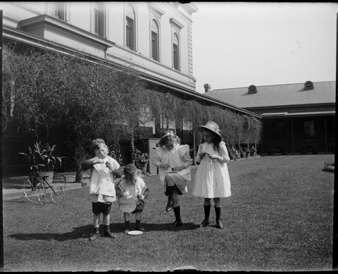 Wardell children at Melbourne Mint, 1908–09