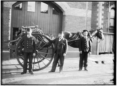 Three men with horse drawn fire engine, outside the Melbourne Fire Brigade Headquarters, 1895–1917