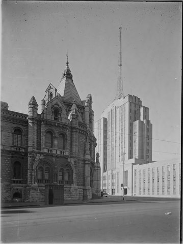 Melbourne Magistrates Court and Russell Street Police Headquarters from La Trobe Street, 1910–45