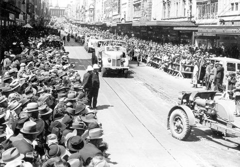 Mechanised units in Bourke St, 1940–45