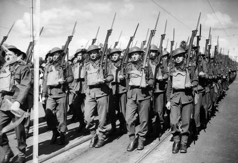 Australian soldiers marching over Princes Bridge in Melbourne, c. 1941