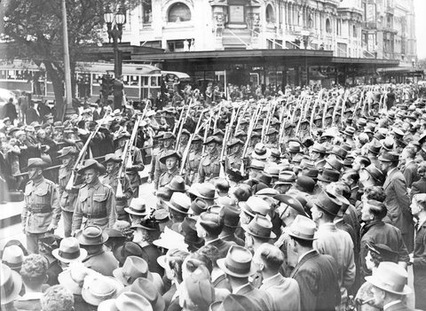 900 men from the Reserve Garrison Camp march through Melbourne after 3 weeks Camp. Marching up Swanston St, 1940–45