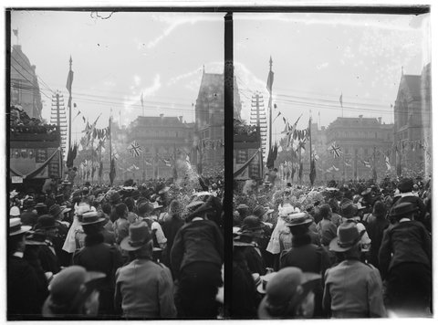 Crowds watching parade for Royal Visit, Swanston Street, Melbourne, c. 1901