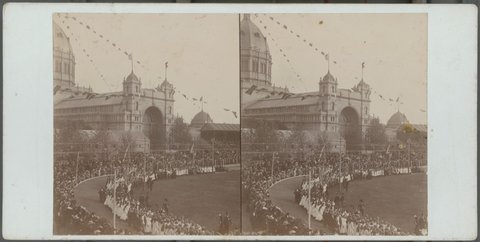 [Crowd encircling lawns in front of the Exhibition Building, Carlton, Vic.], 1901?
