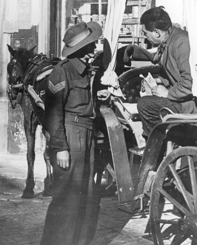 Sergeant Geoff Mathews (of Melbourne), of a R.A.A.F. Wellington Squadron, chats to a cab-driver, c. 1945