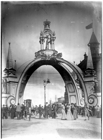 Arch at the corner of Collins and Russell streets, with the words Victoria Queen and Empress Beloved By All Nations, 1898–1904