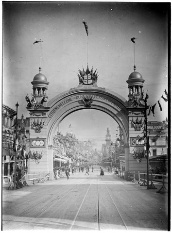 Arch across Bourke Street, with the words Citizens Welcome the Duke and Duchess of Cornwall & York, c. 1901
