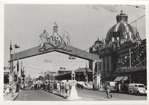 Arch bearing a coat-of-arms spanning Swanston Street, Melbourne, near Flinders Street, 1930–50