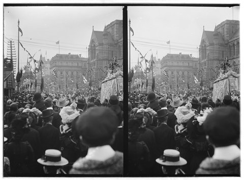 Crowds watching parade for Royal Visit, Swanston Street, Melbourne, c. 1901