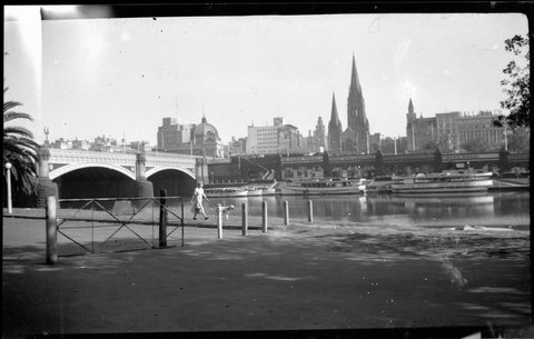 Princes Bridge over the Yarra River, 1940s