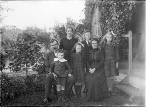 John and Sarah Huntley with their five youngest children in the garden, Diamond Creek, 1910–18