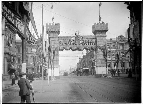 Butter Arch over Collins Street, Melbourne, banner on left reads Greetings from the Swedes, c. 1901