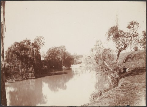 Hawthorn Bridge crossing the Yarra River, 1900–10