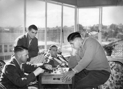 Heidelberg Hosp. [i.e. hospital] A quite [i.e. quiet] game of drafts in one of the Sun Rooms, c. 1944