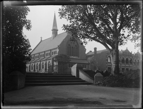 Holy Trinity Church in East Melbourne, 1900–50