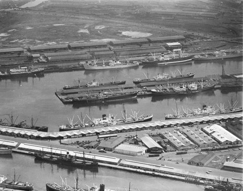 Aerial view showing Victoria Dock, Melbourne, 1940–50