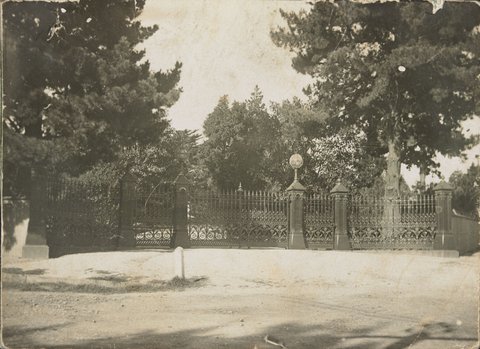 Front gates of "Labassa", Caulfield, 1916?