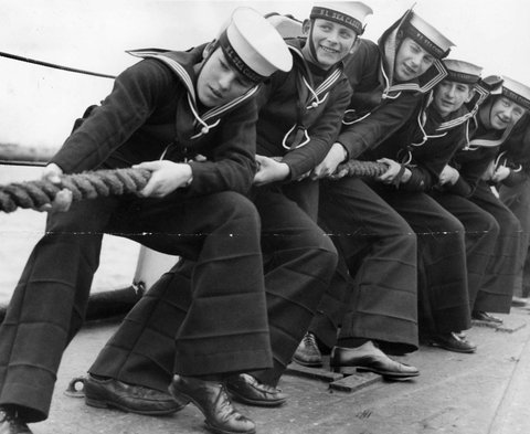 Sea Cadets help to berth HMAS GLADSTONE at Station Pier, Pt Melb. i.e. Port Melbourne, 1947–53