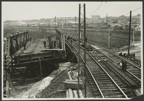 [Railway construction during the widening and expansion of Flemington Bridge over Racecourse Road, Flemington], 1929