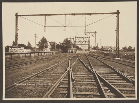 Flemington route, tramway crossing down view, 1916