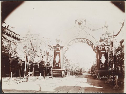 Arch for Royal Visit of Duke & Duchess of Cornwall & York, Bourke Street, Melbourne, 1901