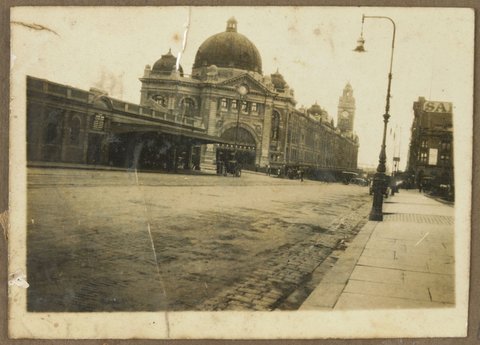 Looking west along Flinders Street towards Flinders Street Station, 1922–29