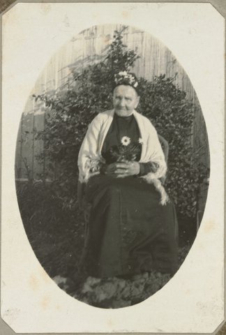 Grace Barr, neè Arthur, dau. of John Arthur, a founder of the Melbourne Botanical Gardens, 1900–30