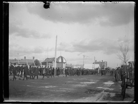 Crowds of pedestrians on footpaths, on way to Collingwood football match at Victoria Park, Collingwood, 1890–1920