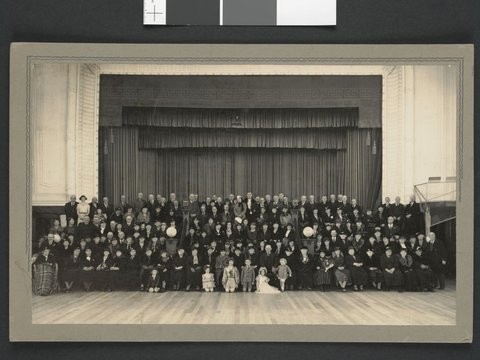 W'Town [ie. Williamstown] Centenary Celebrations. Pioneers & old settlers with various children, 1937